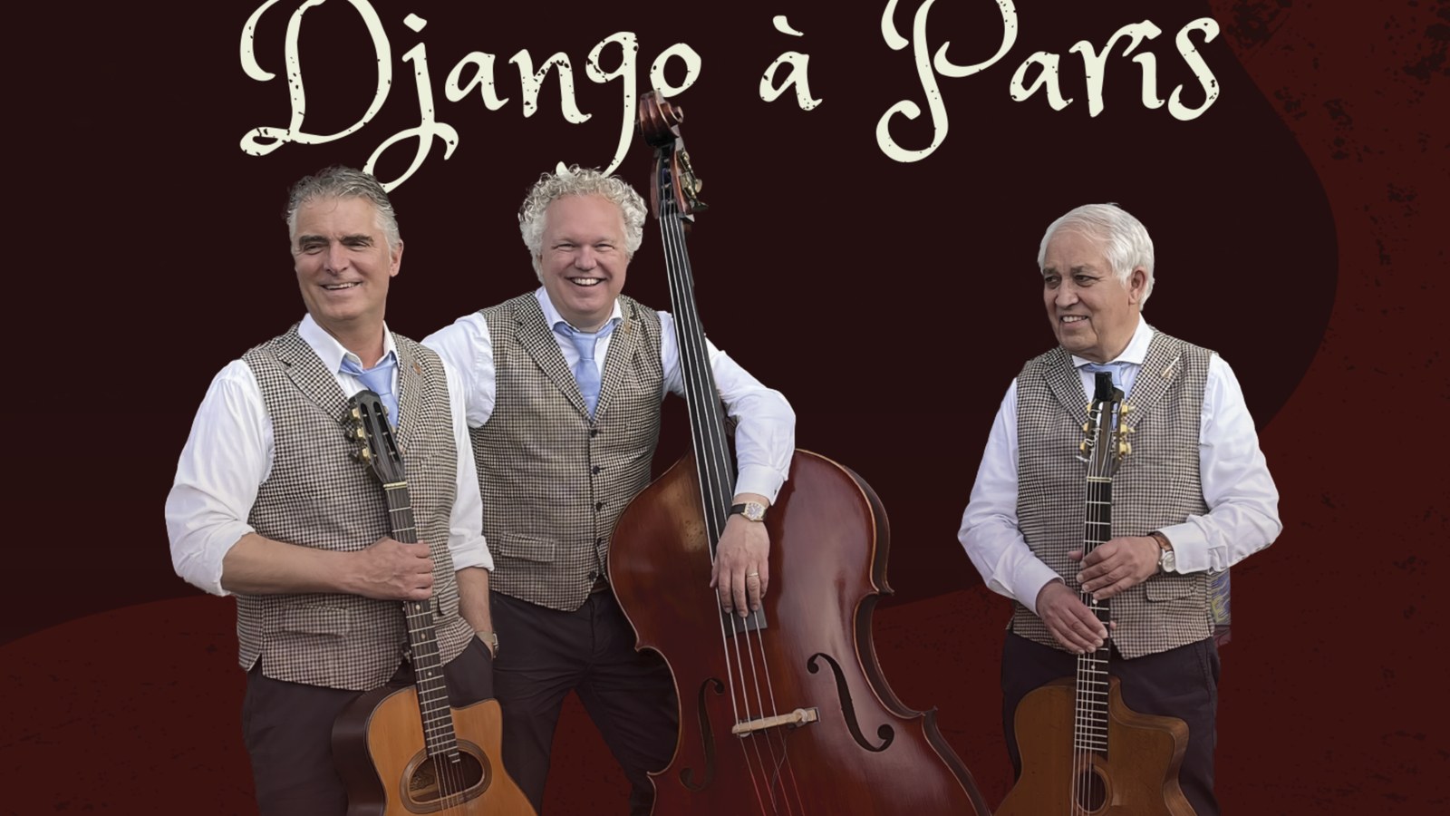 Drie mannen met gitaren en contrabas poseren voor 'Django à Paris' tekst op donkerrode achtergrond